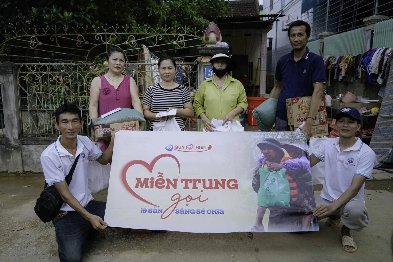 Người chơi đang tập trung theo dõi trận đá gà trực tuyến.